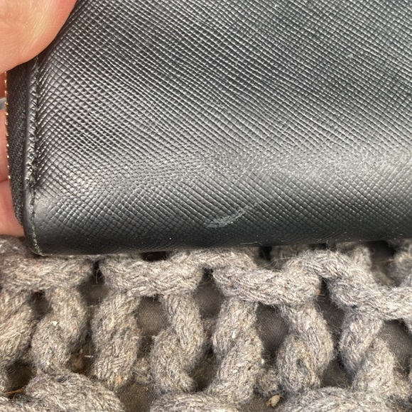 PRADA NERO SAFFIANO LUX WALLET LEATHER IN GOOD CONDITION. ONLY A COUPLE SCUFFS - Picture 5 of 16